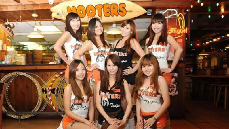 意大利Montarbo入驻性感的HOOTERS猫头鹰餐厅