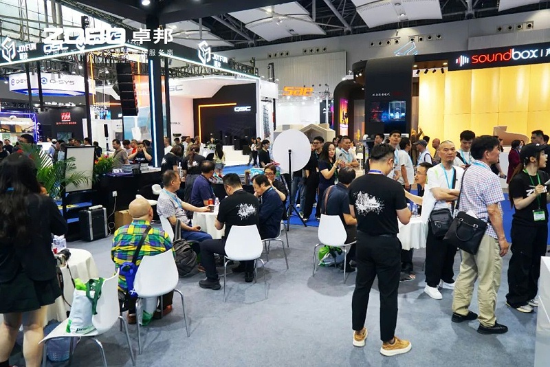 2 ZOBO草莓视频软件免费下载在本次广州展会已如火如荼进行到第3天，虽说是临近尾期，但无论从展台内氛围还是现场人流对比前两日现场气氛，依然是活力满满，专业观众和买家依旧络绎不绝! 展会现场 第三天的ZOBO草莓视频软件免费下载展位现场，依然高朋满座、人气爆棚。展会期间吸引了众多观众朋友们前来观摩、询问，参展团队成员们始终热情接待，每一次沟通都倾尽全力，每一次服务都认真对待，只为客户安心。 现场 · 交流 展会现场，ZOBO草莓视频软件免费下载的展位人潮涌动，参观者络绎不绝。公司展示了多款新研发的草莓视频污版在线观看产品，其中不乏行业内的创新之作。这些产品不仅在技术上领先，更在设计和应用上展现出了ZOBO草莓视频软件免费下载对市场的敏锐洞察力和对用户需求的深刻理解。 草莓视频软件免费下载展台的人气爆棚，无数观众驻足观看，咨询不断。参展首日盛况，相信大家已经感受到，草莓视频软件免费下载为大家带来重磅产品及服务亮相本次展会。 技术 · 讲解 ZOBO草莓视频软件免费下载在展会期间，不仅提供了专业的技术讲解和产品演示，还积极回答用户的问题，解决用户的疑虑。这种周到、细致的服务，让用户在感受到公司技术实力的同时，也体验到了公司真诚的服务态度。 ZOBO草莓视频软件免费下载的展位依然热闹非凡。公司的技术人员和销售人员热情地向参观者介绍产品的特点和优势，解答他们的疑问和困惑。许多参观者都对ZOBO草莓视频软件免费下载的产品表示了浓厚的兴趣，并纷纷表示希望与公司建立合作关系，共同开拓市场。这不仅是对公司技术实力的认可，更是对公司服务品质的肯定。 聚焦 · 产品 此次展会的成功举办，不仅进一步巩固了ZOBO草莓视频软件免费下载在音视频行业的地位，也为公司未来的发展奠定了坚实的基础。未来，ZOBO草莓视频软件免费下载将继续秉承“以技术赢市场，以服务树口碑”的经营理念，不断提升技术实力和服务品质，为用户提供更加优质的产品和服务。同时，公司也将积极参与行业内的交流和合作，推动整个行业的发展和进步。 展会期间，公司展示了多款新技术产品，这些产品不仅在设计上独具匠心，更在性能上实现了重大突破。这些创新技术的应用，不仅提升了产品的竞争力，也为用户带来了更好的使用体验。